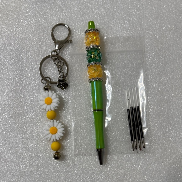 🌼 Daisy Charm Keychain & Beaded Pen Set – 4 Refills Included! - Picture 7 of 7